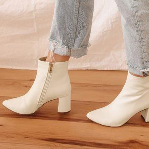 Lulus Sarai Off White Pointed-Toe Ankle Booties Size 6